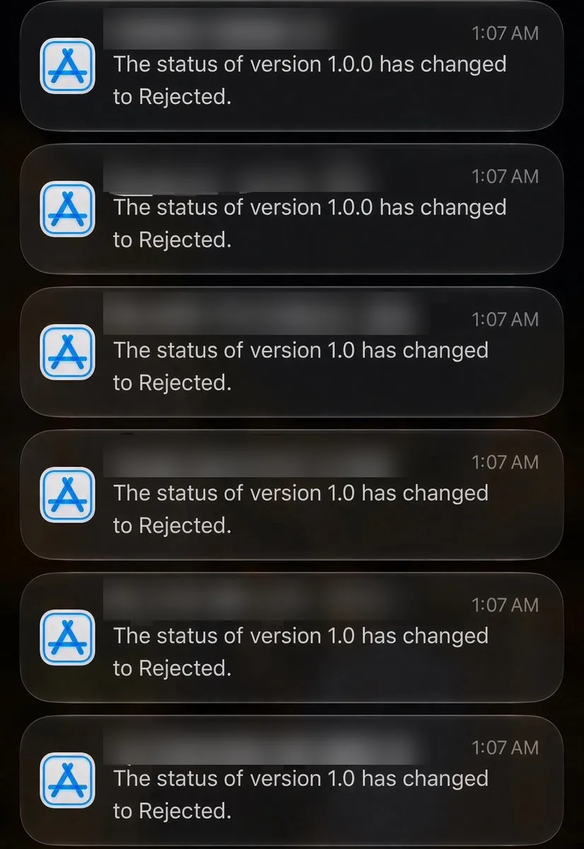 Plusieurs notifications de l'App Store au même moment, chacune disant qu'une version était rejetée